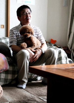Shigeru Ono aproveita a aposentaria para descansar ao lado de seus cachorros em Shizuoka, no Japão; a valorização da moeda beneficia os aposentados japoneses, mas encarece as exportações no país - Kosuke Okahara / The New York Times