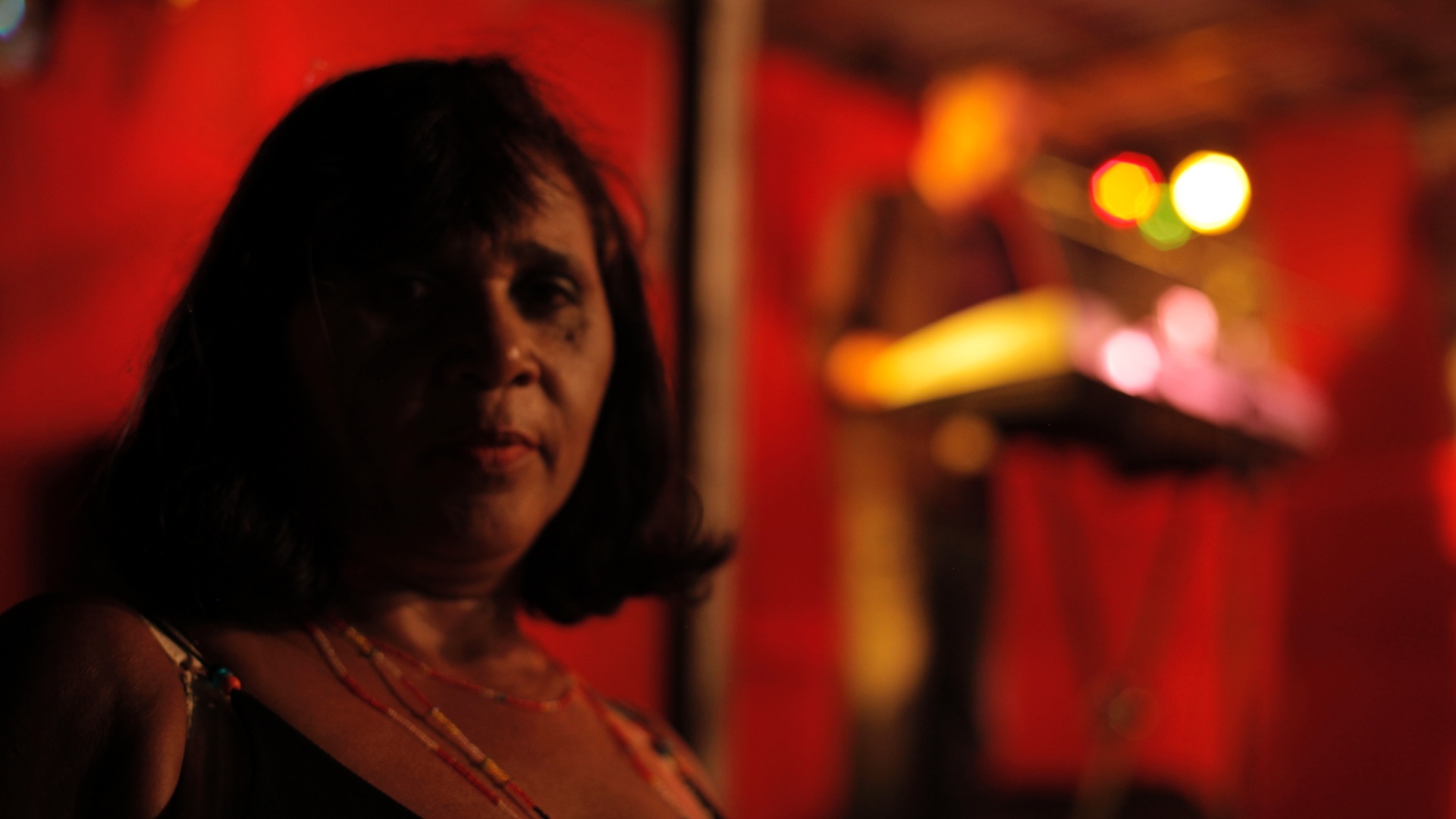 Tom vermelho é par perfeito para a temática de romance brega do documentário - Divulgação