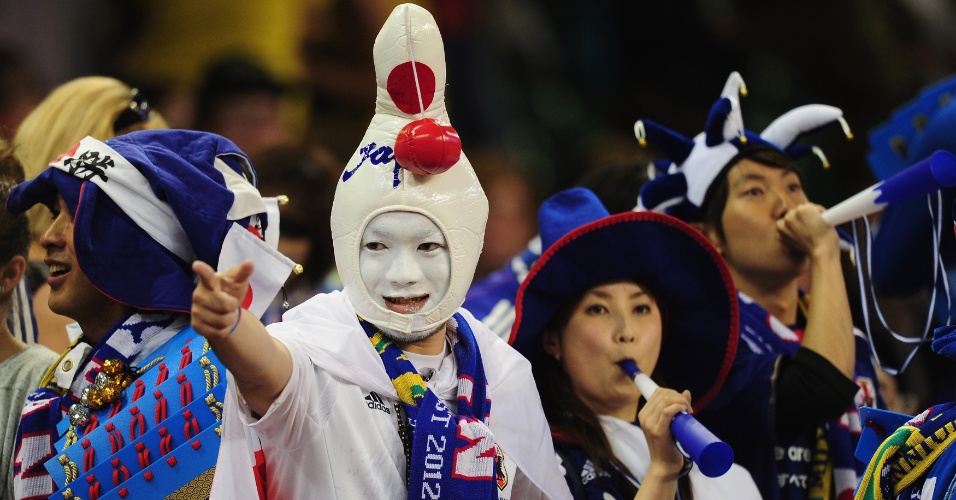 Torcedores japoneses fazem festa antes do jogo contra o Brasil, no Milennium Stadium de Cardiff