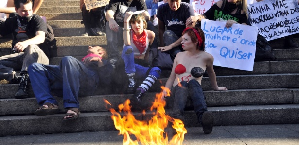Manifestantes participaram de ato contra o machismo e a opressão feminina, em São Paulo - Cris Faga/AE/AE