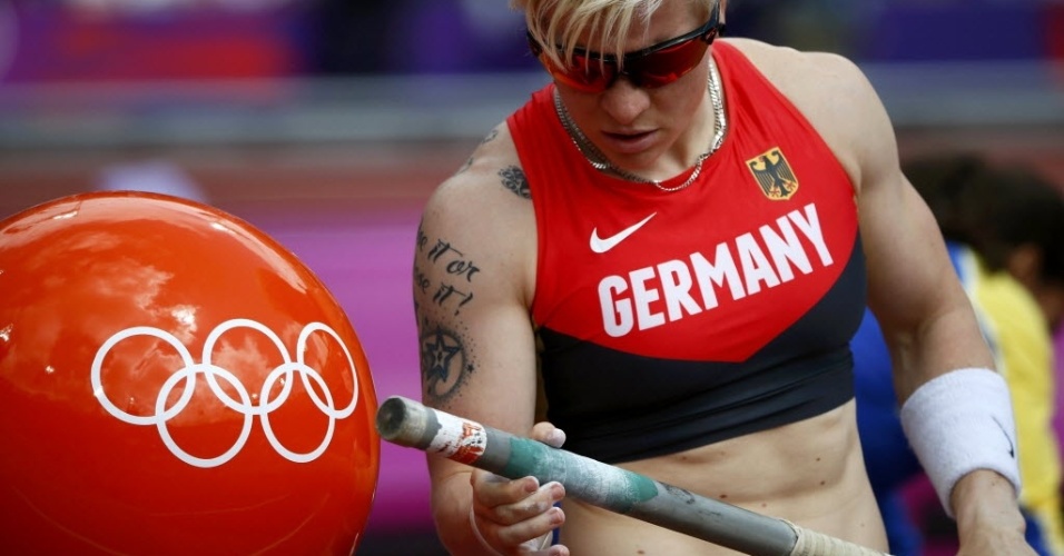 A alemã Martina Strutz se prepara para competir no salto com vara em Londres e exibe tatuagens