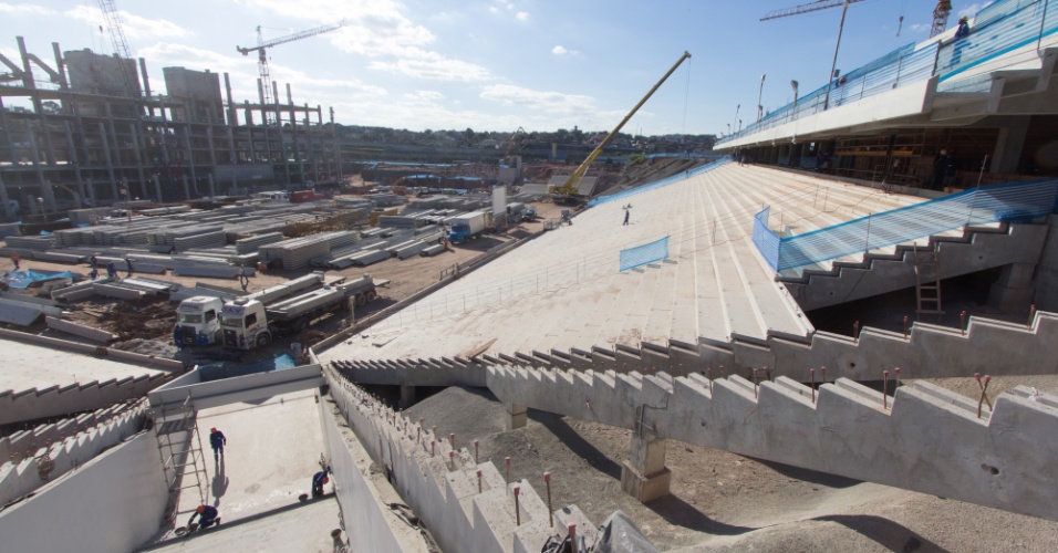 A construção do palco da abertura da Copa, o Itaquerão, em São Paulo, alcançou 45,17% de conclusão no fim de julho de 2012