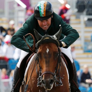 Cian O'Connor durante a prova eliminatória de salto; irlandês voltou aos Jogos 8 anos após ser campeão