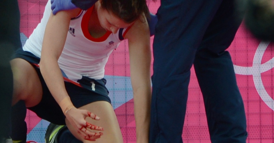 Anne Panter, jogadora britânica do hóquei, deixa campo sangrando durante partida contra China para atendimento médico