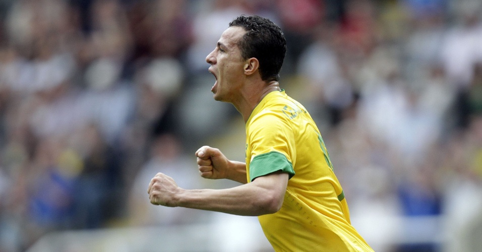Atacante Leandro Damião comemora o gol de empate na partida entre Brasil e Honduras pelos Jogos de Londres