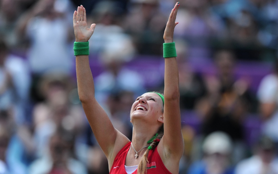 Bielorrussa Victoria Azarenka comemora ao vencer a russa Maria Kirilenko e conquistar a medalha de bronze no tênis olímpico (04/08/2012)