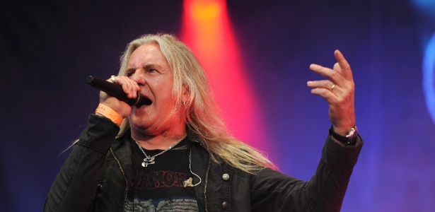 Biff Byford, do Saxon, durante apresentação da banda na Europa em 2012 - Daniel Reinardt/EFE