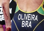 Triatleta brasileira sofre tombo no ciclismo após liderar e é 30ª; prova tem 