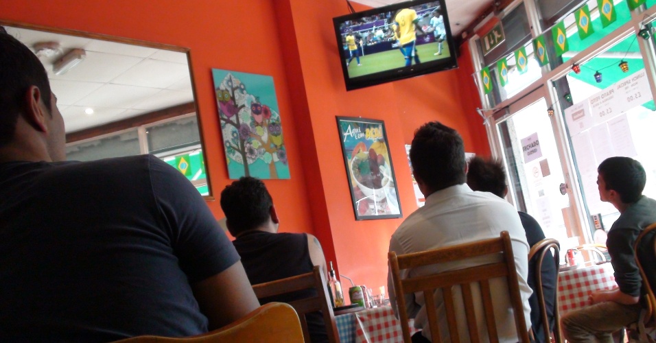 Brasileiros acompanham no bar de Kensal a partida da seleção contra Honduras nas Olimpíadas de Londres