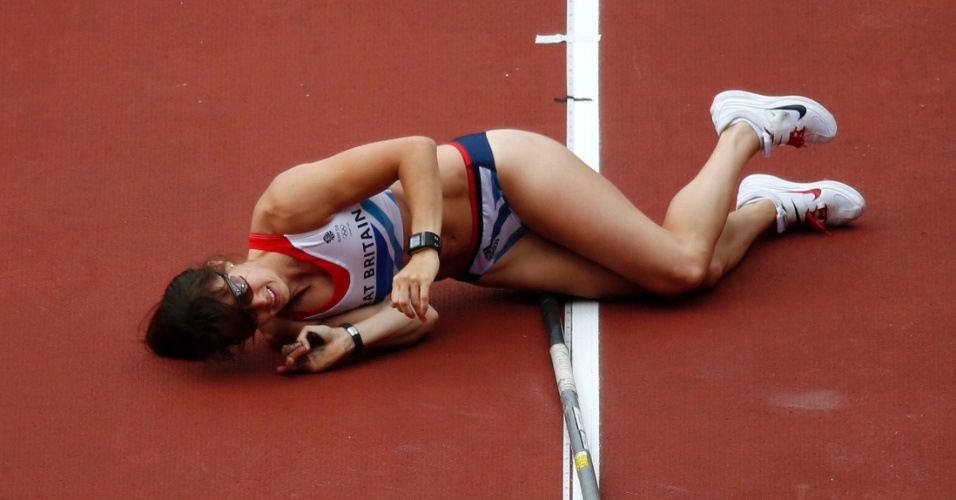 Britânica Kate Dennison cai no chão após uma má sucedida tentativa na eliminatória do salto com vara