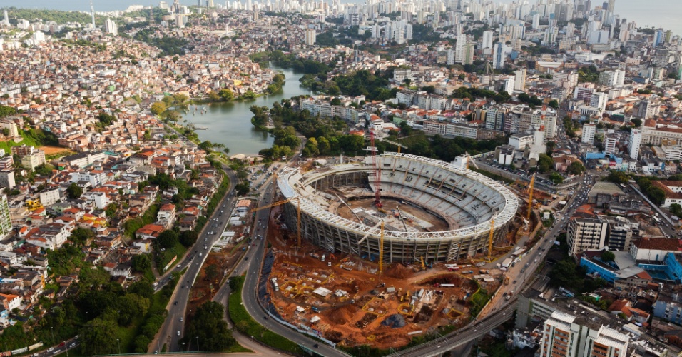 Com três partidas previstas para a Copa das Confederações, em 2013, e outras seis para o Mundial, a Arena Fonte Nova (Salvador, Bahia) chegou a 65% de avanço físico no fim de julho