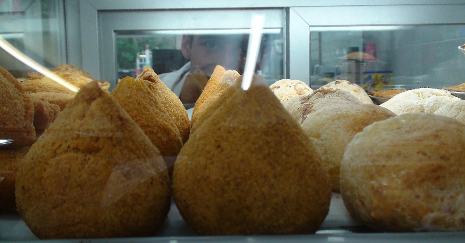 Coxinha e pão de queijo são os acepipes mais procurados mais lojas do comércio brasileiro em Londres