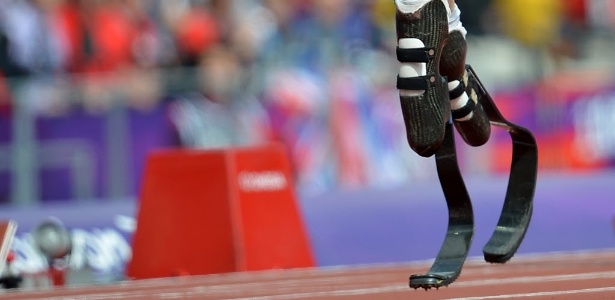 Detalhe nas próteses do sul-africano Oscar Pistorius durante a disputa dos 400 m rasos