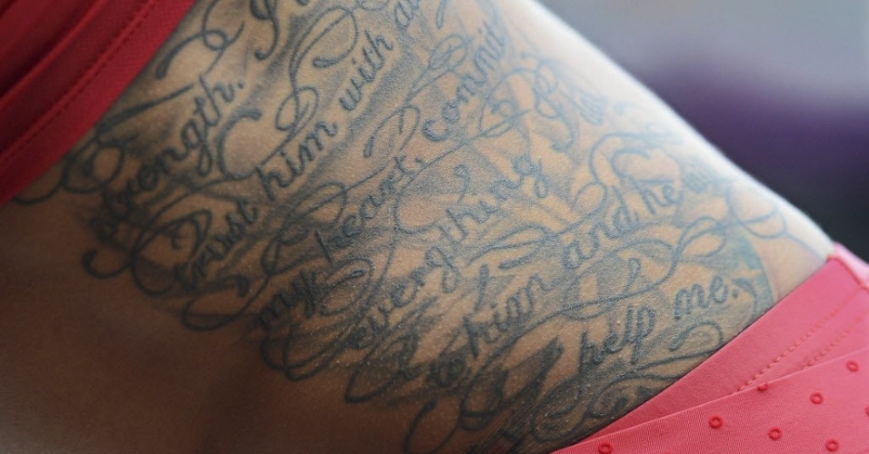 Em detalhe, a tatuagem da atleta do heptatlo norte-americana Chantae McMillan 