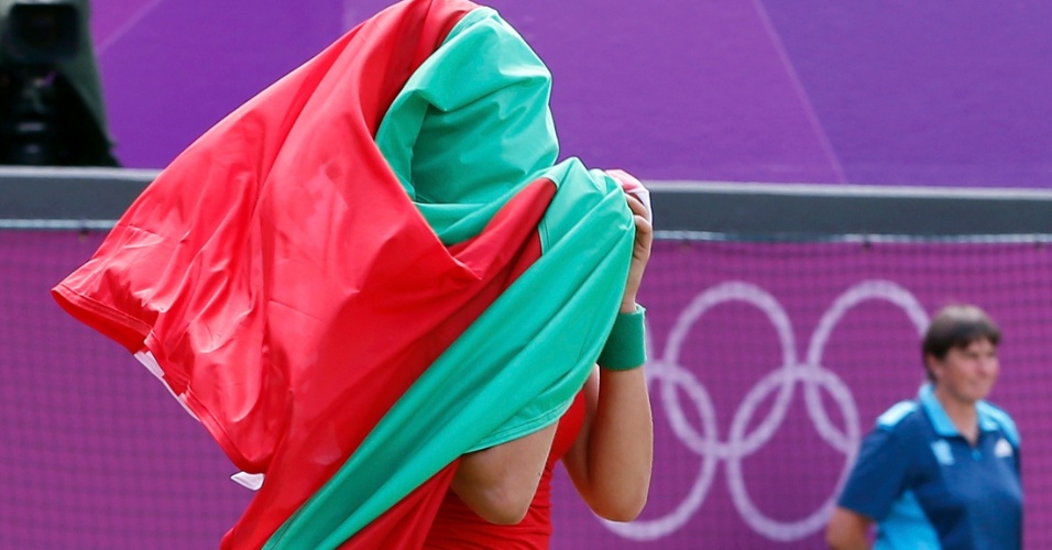 Enrolada na bandeira de Belarus, Victoria Azarenka comemora a vitória sobre Maria Kirilenko e a conquista da medalha de bronze no tênis olímpico (04/08/2012)