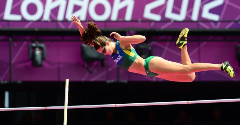 Fabiana Murer solta a vara durante tentativa de salto; brasileira ficou em 14º na eliminatória e não avançou à final