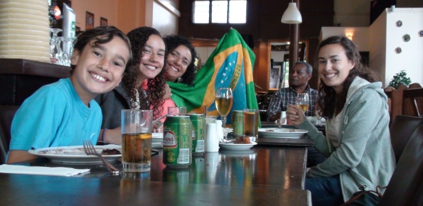 Família brasileira almoça e torce para o Brasil diante de Honduras, pelas quartas-de-final do futebol masculino nas Olimpíadas