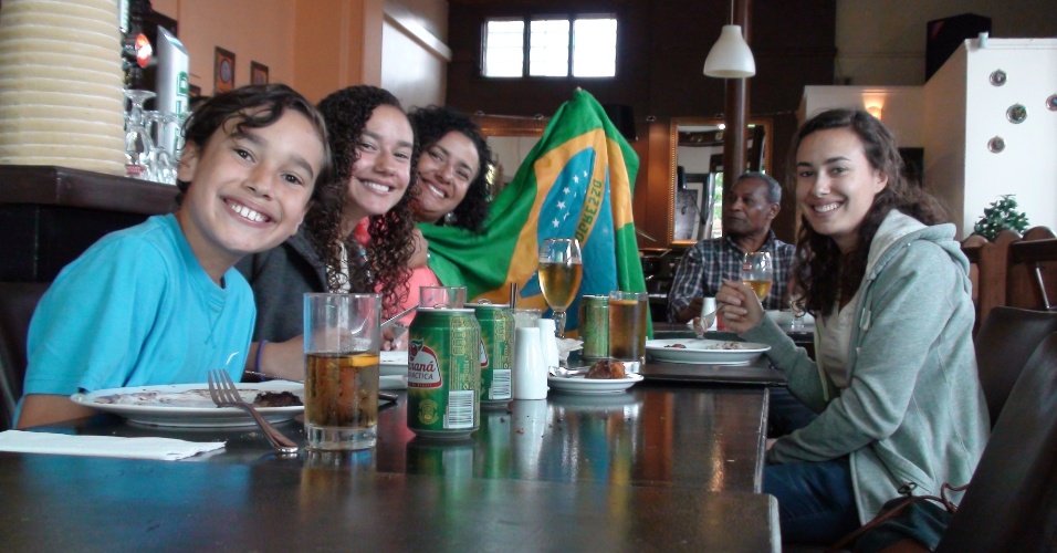 Família brasileira almoça e torce para o Brasil diante de Honduras, pelas quartas-de-final do futebol masculino nas Olimpíadas