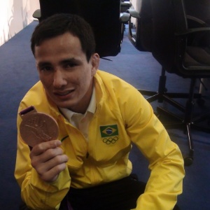 Felipe Kitadai exibe sua nova medalha de bronze
