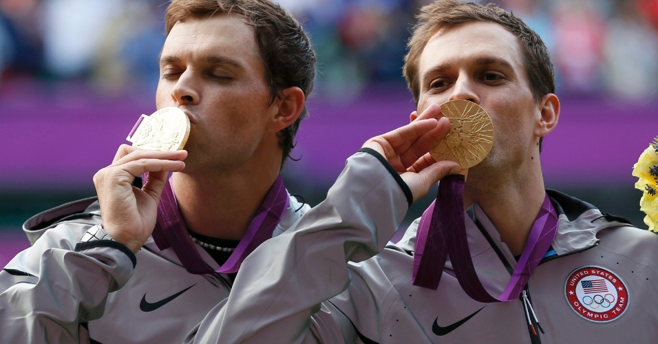 Irmãos Mike (e) e Bob Bryan beijam a medalha de ouro conquistada por eles na final masculina de duplas no tênis olímpico