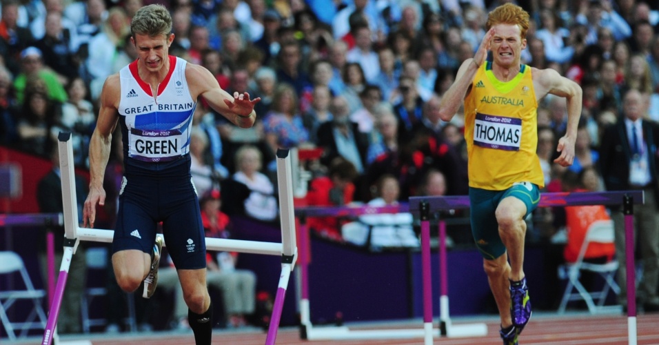 Jack Green, do Reino Unido, tropeça e cai durante prova de 400 m com barreiras