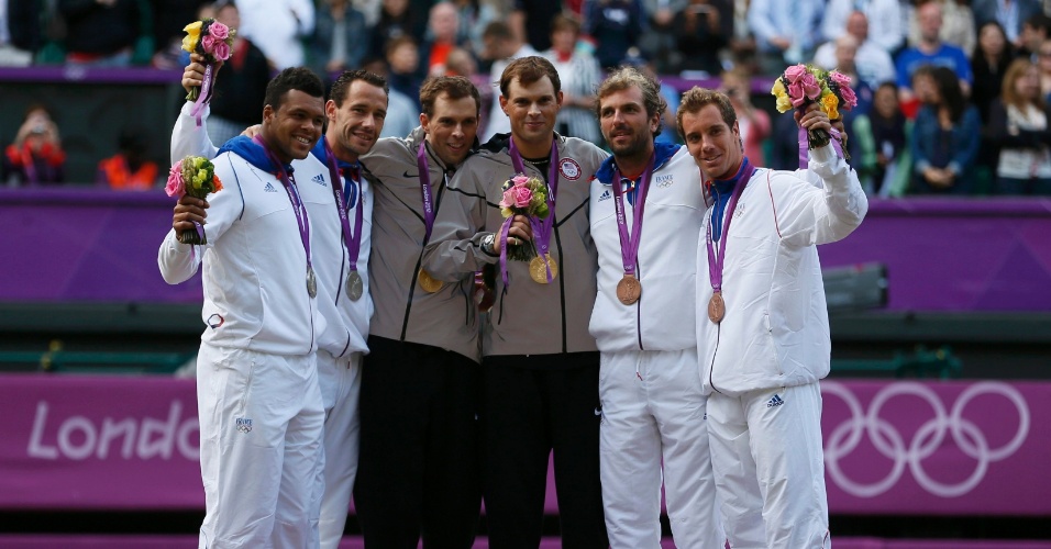 Jo-Wilfried Tsonga e Michael Llodra (prata), Bob e Mike Bryan (ouro) e Julien Benneteau e Richard Gasquet comemoram as medalhas de prata, ouro e bronze da chave de duplas do tênis olímpico (04/08/2012)