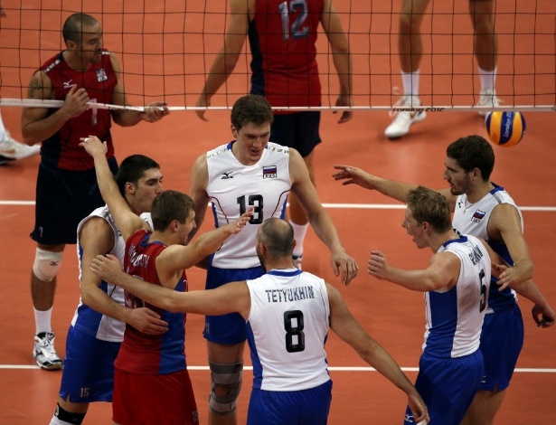 Jogadores da Rússia comemoram ponto durante a vitória por 3 sets a 2 sobre os Estados Unidos