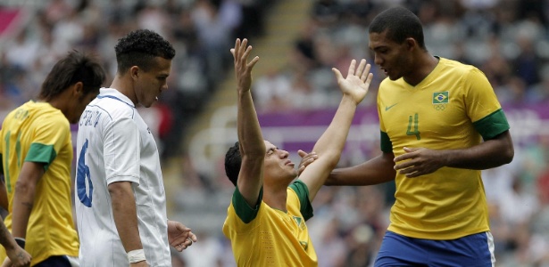 Leandro Damião anotou dois gols, sofreu um pênalti e foi o destaque da seleção brasileira