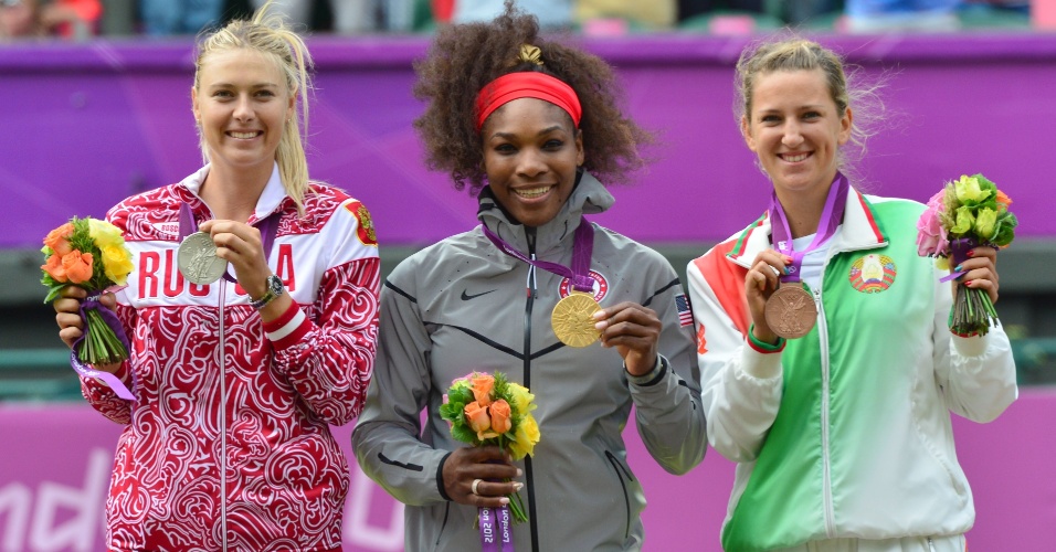 Maria Sharapova (e), Serena Williams (c) e Victoria Azarenka mostram as medalhas de prata, ouro e bronze conquistadas por elas no tênis olímpico (04/08/2012)
