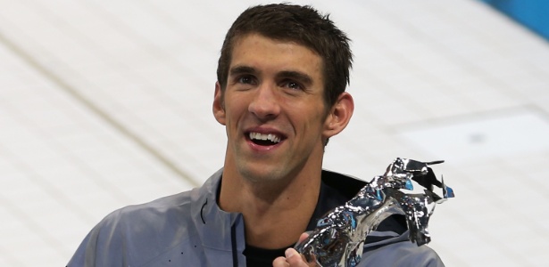 Michael Phelps com o prêmio especial da Fina pelos feitos obtidos em sua carreira