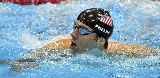 Michael Phelps deixa a piscina após o ouro no 4x100 m medley, sua última prova na história olímpica
