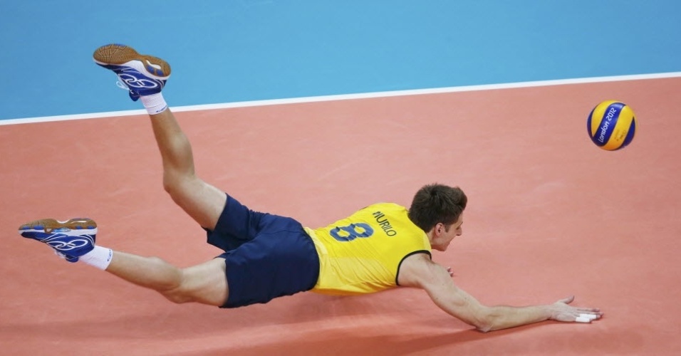 Murilo, ponta da seleção, se joga no chão para tentar defender a bola e evitar ponto da Sérvia 