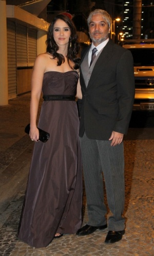 O casal de atores André de Barros e Patrícia Werneck prestigiaram o casamento do ator Marcelo Serrado (4/8/12)