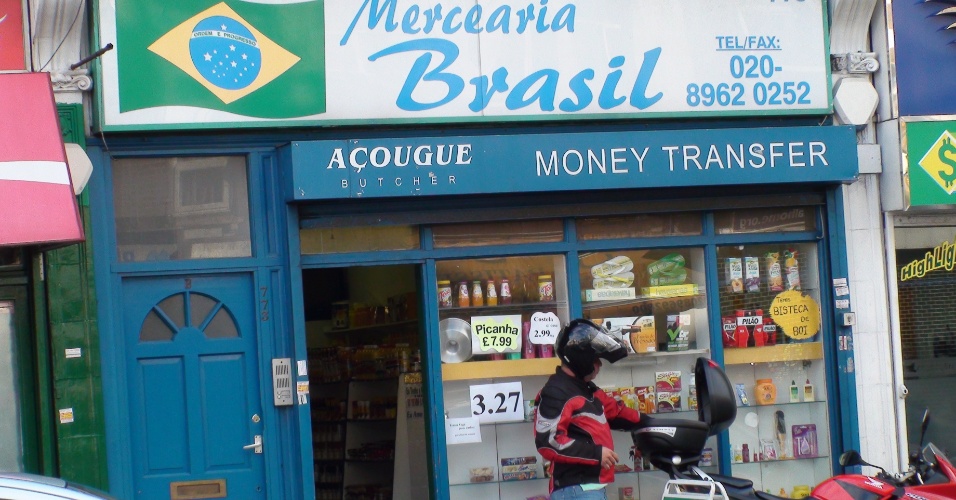 Motoboy entra em mercearia brasileira na Harrow Road, avenida que está cheia de comércio de e para brasileiros