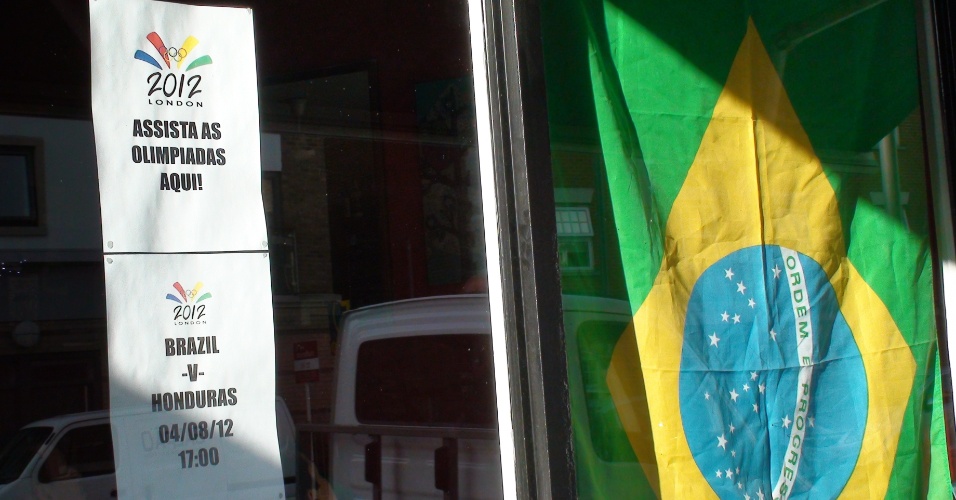 Cartaz diante de bar brasileiro em Kensal anuncia que haverá transmissão do jogo contra Honduras por lá