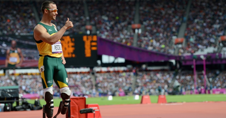 Primeiro atleta amputado a participar de uma Olimpíada, Oscar Pistorius, da África do Sul, posa para fotos antes da prova eliminatória dos 400 m masculino no Estádio Olímpico de Londres