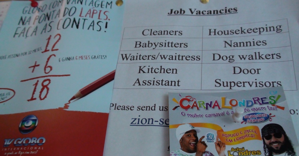 Quadro em restaurante mostra anúncios de empregos, com convite para a "Carnalondres" e oferta de canal brasileiro de TV