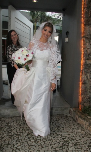 Roberta Fernandes, mulher de Marcelo Serrado, se aprontou para o casamento em um hotel na Barra da Tijuca, zona oeste do Rio (4/8/12)