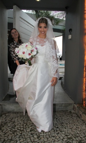 Roberta Fernandes, mulher de Marcelo Serrado, se aprontou para o casamento em um hotel na Barra da Tijuca, zona oeste do Rio (4/8/12)