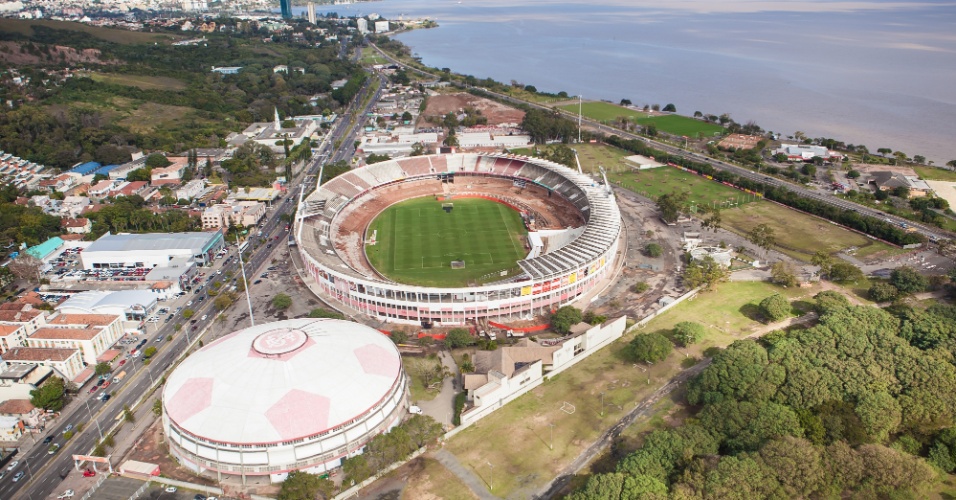 Sede de cinco partidas no Mundial, o Beira-Rio, em Porto Alegre (RS), chega a agosto de 2012 com 31% da reforma concluída
