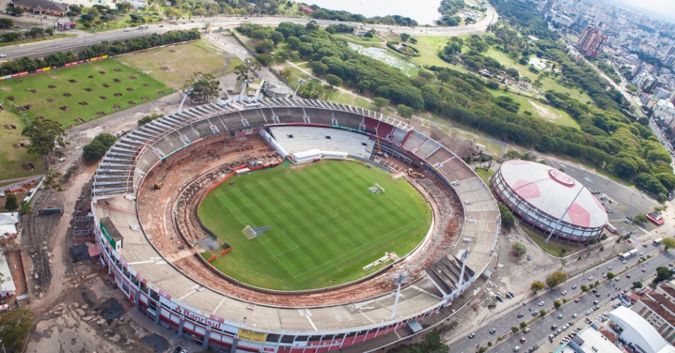 Sede de cinco partidas no Mundial, o Beira-Rio, em Porto Alegre (RS), chega a agosto de 2012 com 31% da reforma concluída