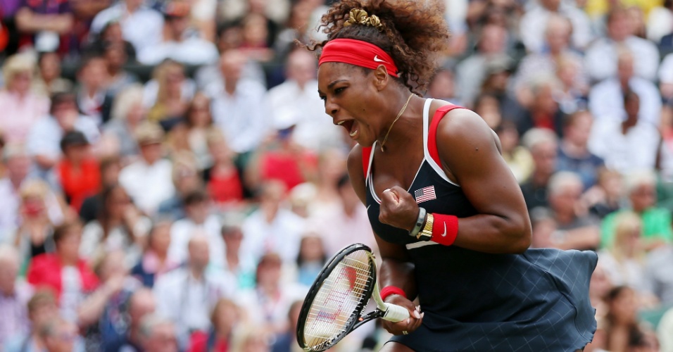 Serena Williams celebra ao vencer Maria Sharapova e conquistar seu primeiro ouro olímpico individual