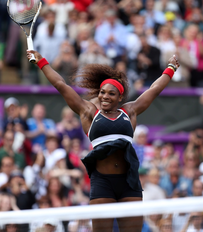Serena Williams comemora ao vencer Maria Sharapova e conquistar seu primeiro ouro olímpico individual