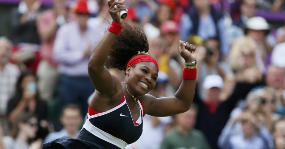 Serena Williams comemora vitória sobre Maria Sharapova na final olímpica