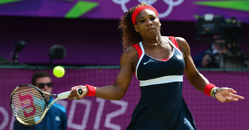 Serena Williams faz uma devolução em lance da final olímpica de tênis contra Maria Sharapova (04/08/2012)