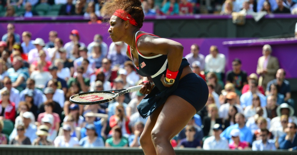Serena Williams se prepara para receber um saque de Maria Sharapova (04/08/2012)