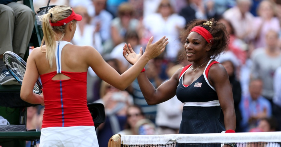 Sharapova (e) e Serena se cumprimentam após a final olímpica desta sábado; a americana venceu facilmente por 2 sets a 0 (04/08/2012)