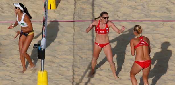 Tchecas comemoram um ponto na vitória sobre Talita (e) e Maria Elisa no vôlei de praia olímpico