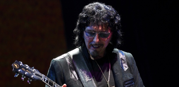 Tony Iommi toca com o Black Sabbath no festival Lollapalooza em agosto de 2012