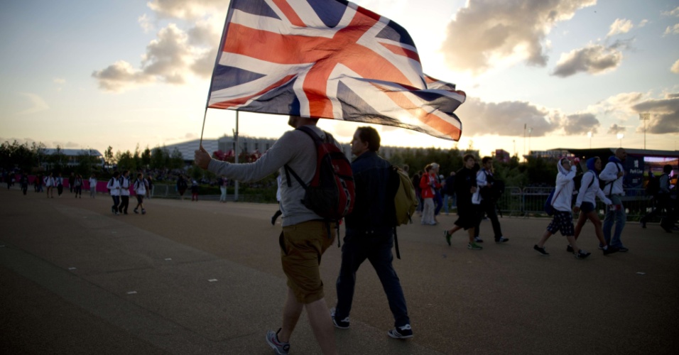 Torcedor carrega bandeira do Reino Unido durante passagem pelo Parque Olímpico